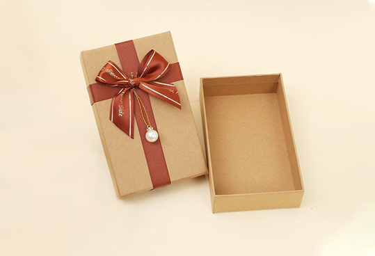 use a kraft box with lid as a gift bag