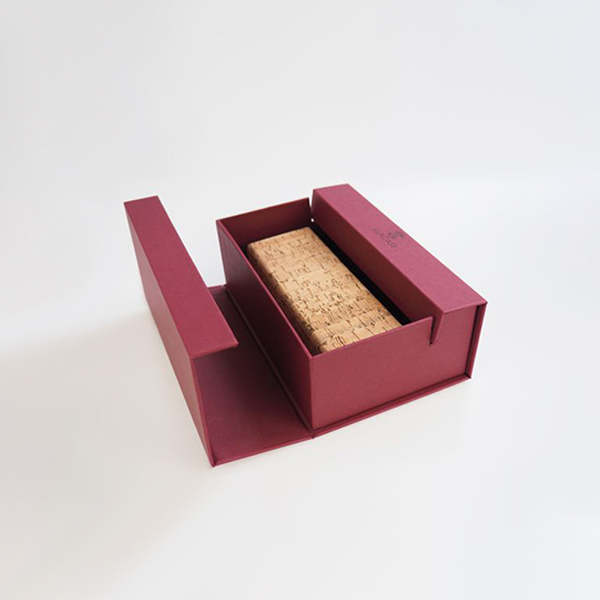 flip top box with magnetic closure